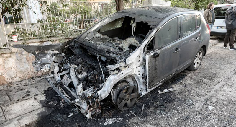 Αναβαθμισμένη καταδρομική – Έκαψαν αυτοκίνητα μέσα στην Ευελπίδων