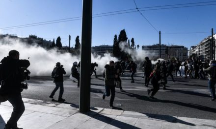 Επεισόδια στο πανεκπαιδευτικό συλλαλητήριο της Αθήνας έξω από τη Βουλή – BINTEO – ΦΩΤΟ