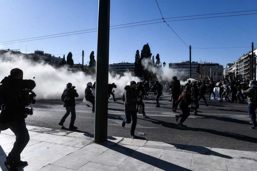 Επεισόδια στο πανεκπαιδευτικό συλλαλητήριο της Αθήνας έξω από τη Βουλή – BINTEO – ΦΩΤΟ