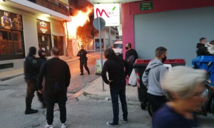 Υπό μερικό έλεγχο η φωτιά σε φανοποιείο στο Περιστέρι