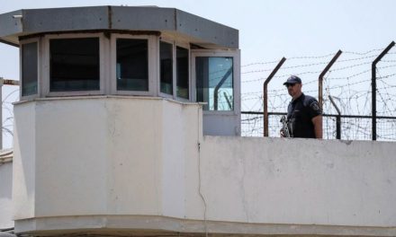Πέταξαν πέντε κινητά από το φράχτη στις φυλακές Κορυδαλλού