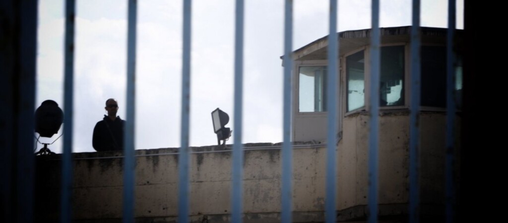 Ζήλεψαν τον τζίρο των καταστημάτων κινητής τηλεφωνίας και…αποφάσισαν να “ανοίξουν” δικό τους σε φυλακή