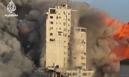 Νέο συγκλονιστικό βίντεο από την κατάρρευση κτιρίου 14 ορόφων στη Γάζα μετά από βομβαρδισμό