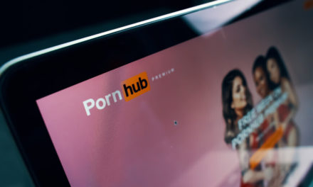 Η έκκληση της συζύγου του μεγιστάνα του Pornhub: Σκεφτείτε τα παιδιά