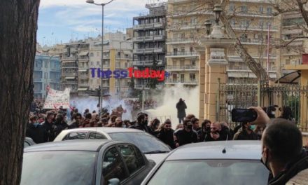 “Πολεμικό” σκηνικό με μολότοφ και χημικά έξω από το ΥΜΑΘ και στο πανεκπαιδευτικό συλλαλητήριο της Θεσσαλονίκης – ΒΙΝΤΕΟ – ΦΩΤΟ