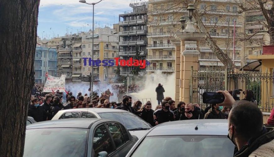 “Πολεμικό” σκηνικό με μολότοφ και χημικά έξω από το ΥΜΑΘ και στο πανεκπαιδευτικό συλλαλητήριο της Θεσσαλονίκης – ΒΙΝΤΕΟ – ΦΩΤΟ