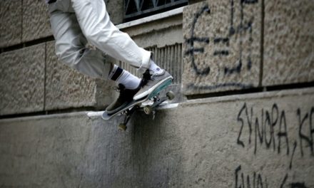 Κρήτη: 12 μήνες με αναστολή στον νεαρό που χτύπησε αστυνομικό με το skateboard στο κεφάλι – Θα τον παρακολουθεί κοινωνικός λειτουργός