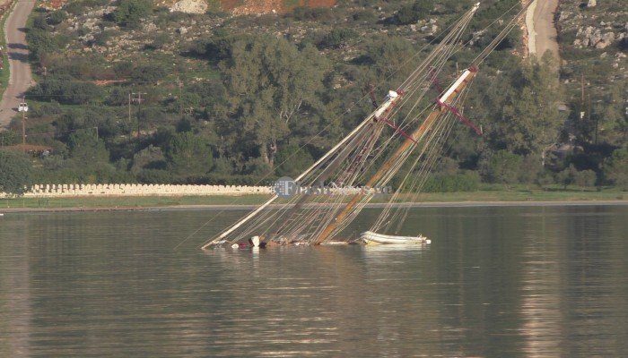 Βυθίστηκε ιστιοφόρο στην Σούδα – Ένας νεκρός /ΒΙΝΤΕΟ