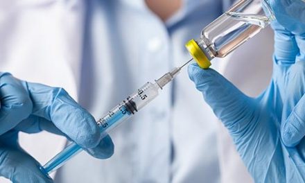 Το μεσημέρι σήμερα Τετάρτη ξαναρχίζουν οι εμβολιασμοί στην Αττική