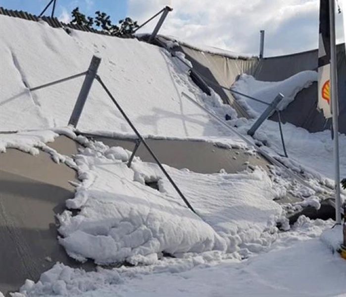 Απίστευτο: Κατέρρευσε στέγη βενζινάδικου από το χιόνι στο Χαϊδάρι – ΒΙΝΤΕΟ – ΦΩΤΟ