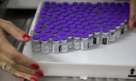 Βαριά «καμπάνα» σε φαρμακοποιό που κατέστρεψε εκατοντάδες δόσεις του εμβολίου της Moderna