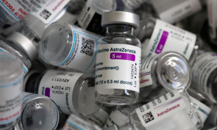 To εμβόλιο της AstraZeneca θα χορηγείται μόνο σε άτομα άνω των 60 ετών
