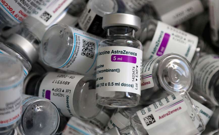 To εμβόλιο της AstraZeneca θα χορηγείται μόνο σε άτομα άνω των 60 ετών