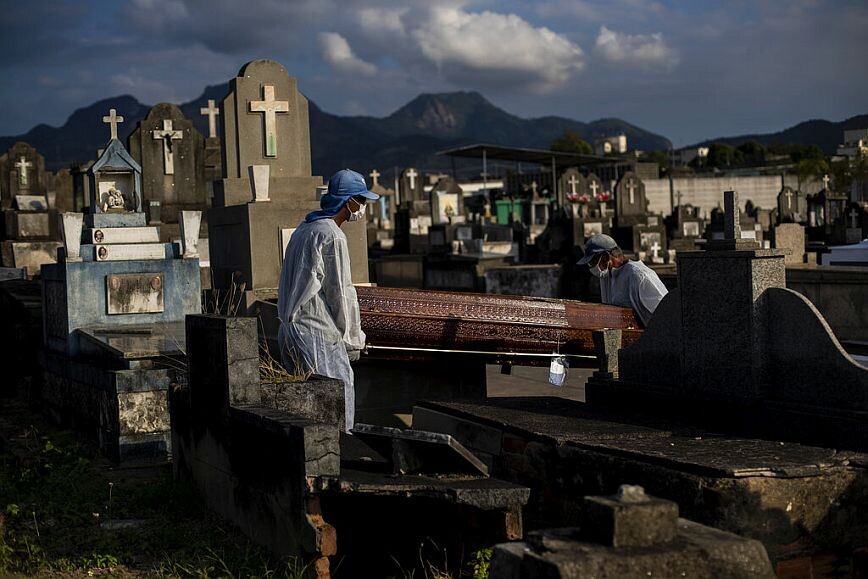 Μια ανάσα από το μισό εκατομμύριο θανάτους λόγω κορονοϊού βρίσκεται η Βραζιλία