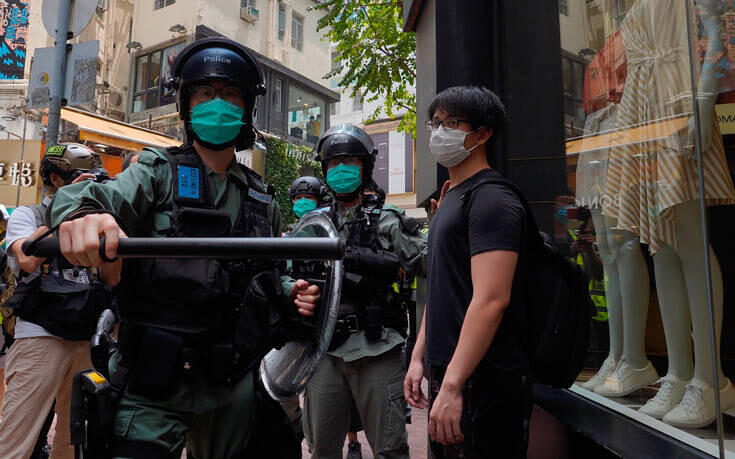 Έφοδος εκατοντάδων αστυνομικών στην tabloid Apple Daily του Χονγκ Κονγκ