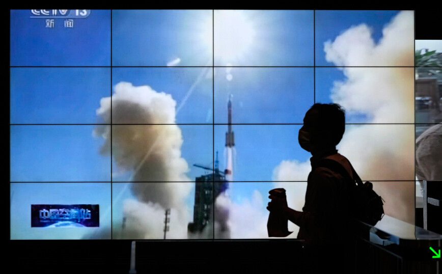 Το επανδρωμένο Shenzhou-12 προσδέθηκε στον κινεζικό διαστημικό σταθμό Τιανγκόνγκ