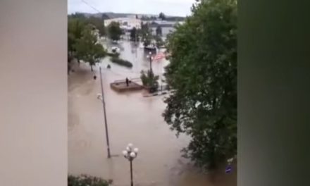 Εκκενώνονται περιοχές της Γιάλτας στην Κριμαία μετά τις σφοδρές πλημμύρες