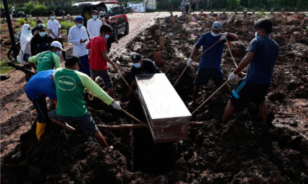 Κοντά στις 14 ώρες χρειάστηκαν για την περισυλλογή ενός πτώματος από κορονοϊό στη Τζακάρτα