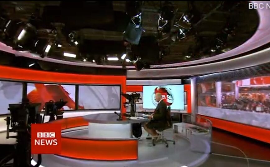 Οι κάμερες «πρόδωσαν» το ασυνήθιστο ντύσιμο παρουσιαστή του BBC κάτω από το γραφείο