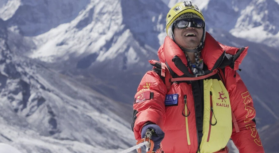 Ο πρώτος Κινέζος τυφλός ορειβάτης πάτησε στην κορυφή του Έβερεστ