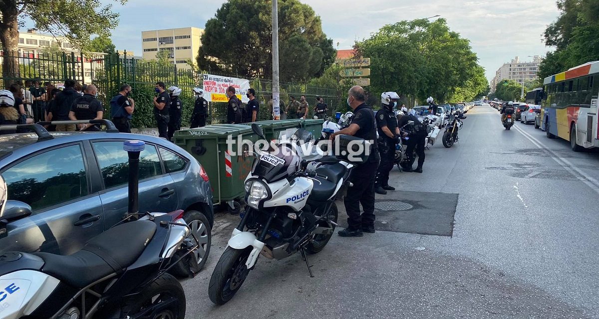 Ένταση μεταξύ αστυνομικών και αντιεξουσιαστών στην είσοδο της πλατείας Χημείου του ΑΠΘ