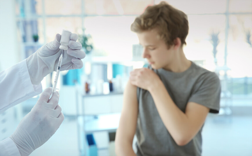 Στόχος να εμβολιαστούν οι έφηβοι 12-17 ετών πριν τη νέα σχολική χρονιά