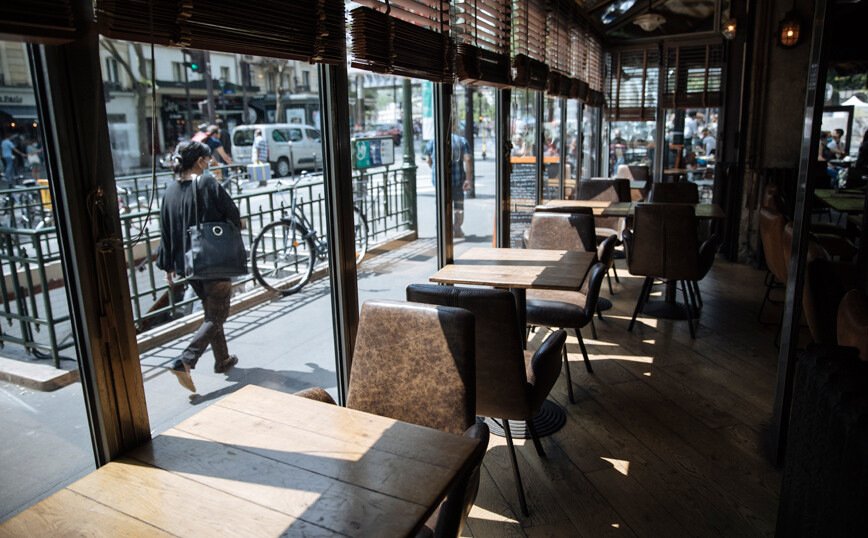 Ξανανοίγουν οι εσωτερικοί χώροι των εστιατορίων σε Γαλλία και Βέλγιο