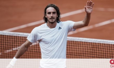 Επικός Τσιτσιπάς: Στους «4» του Roland Garros – «Καθάρισε» με 3 – 0 σετ τον Μεντβέντεφ