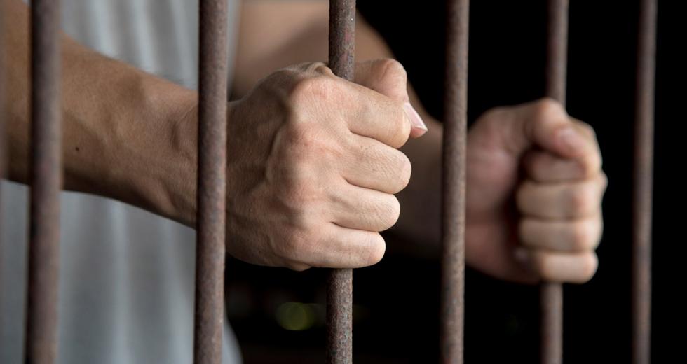 Άγριoς ξυλοδαρμός του αντιεξουσιαστή Γιάννη Δημητράκη μέσα στη φυλακή – Νοσηλεύεται στο νοσοκομείο