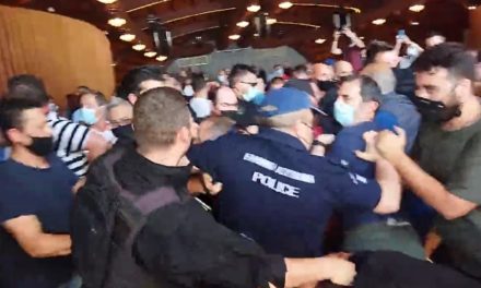 ΒΙΝΤΕΟ: Επεισόδια μεταξύ διαδηλωτών και Αστυνομίας στο συνέδριο του Εργατικού Κέντρου Κοζάνης