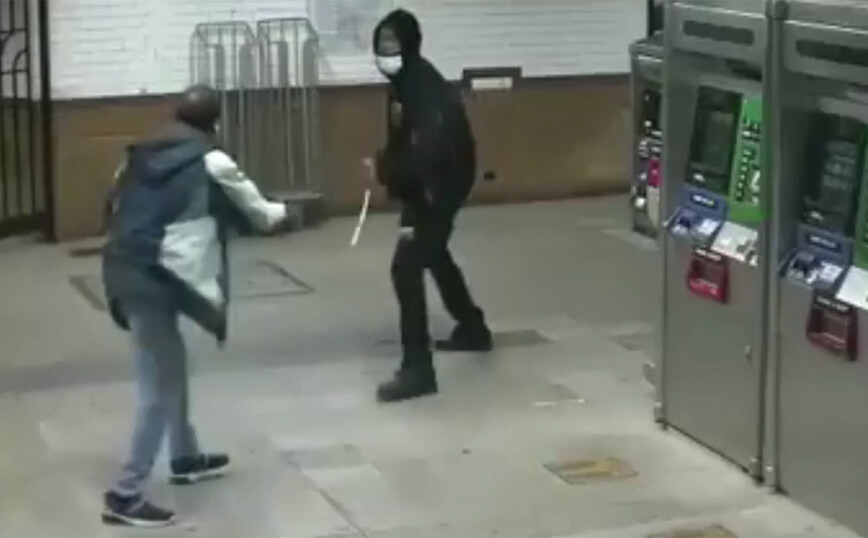 Το άγριο ξύλο στο μετρό της Νέας Υόρκης κατέληξε με μαχαιριές στην πλάτη