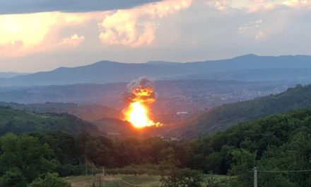 Ισχυρή έκρηξη σε εργοστάσιο πυρομαχικών στην πόλη Τσάτσακ