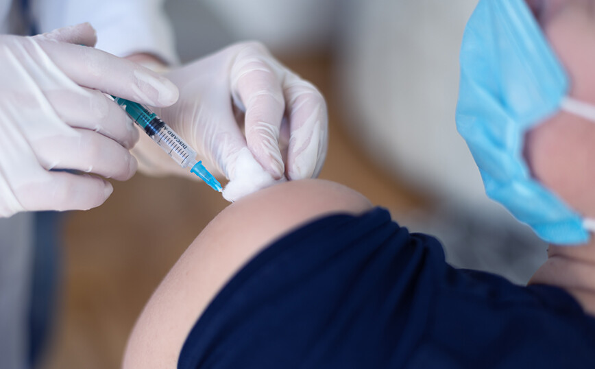 Με ειδικές βελόνες για παιδιά, άρχισε ο εμβολιασμός των 12χρονων