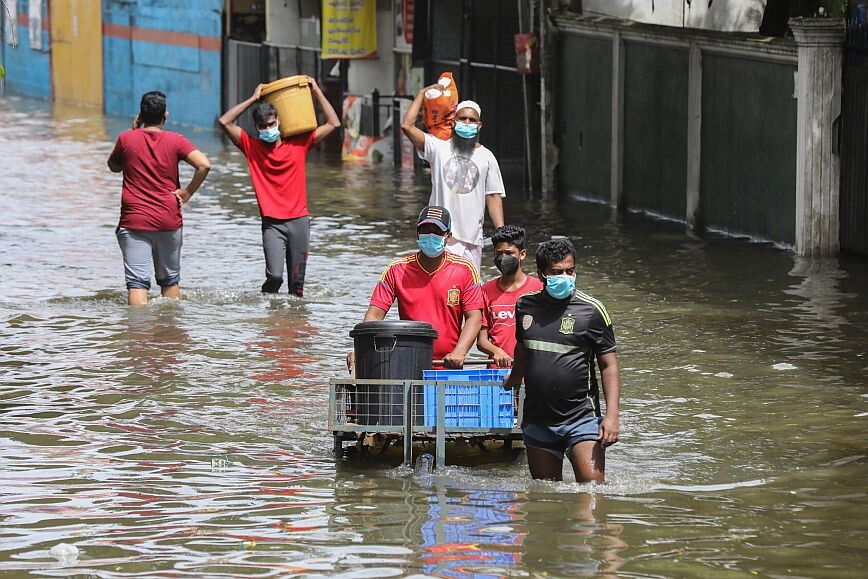 Τουλάχιστον 16 νεκροί και 270.000 εκτοπισμένοι από τις πλημμύρες και τις κατολισθήσεις