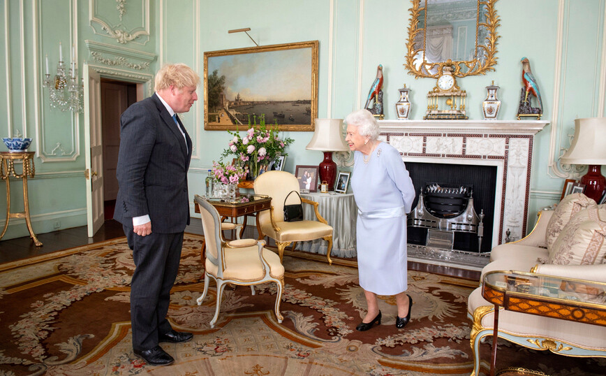 Τη συμπάθειά της στον «ανίκανο» Βρετανό υπουργό Υγείας εξέφρασε η Βασίλισσα Ελισάβετ: «Τον φουκαρά»