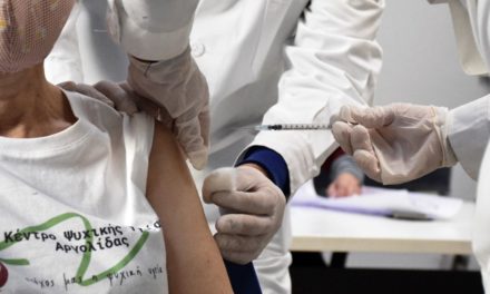 Ψηφίστηκε η τροπολογία για τους υποχρεωτικούς εμβολιασμούς – Τι προβλέπει