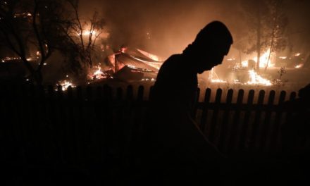 Σε τρία μέτωπα η φωτιά στη Βαρυμπόμπη, 315 απεγκλωβισμοί