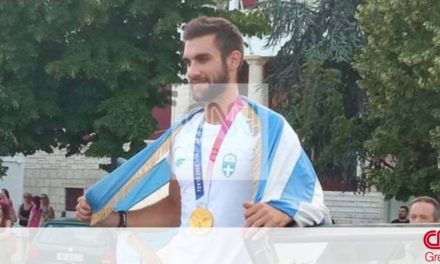 Ολυμπιακοί Αγώνες: Στα Ιωάννινα ο «χρυσός» Στέφανος Ντούσκος – Αποθέωση για τον Έλληνα κωπηλάτη