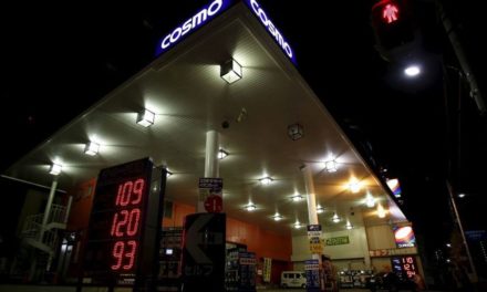 Το Τόκιο “πονοκεφαλιάζει” για το πως θα αποδεσμεύσει αποθέματα πετρελαίου μετά το αίτημα των ΗΠΑ