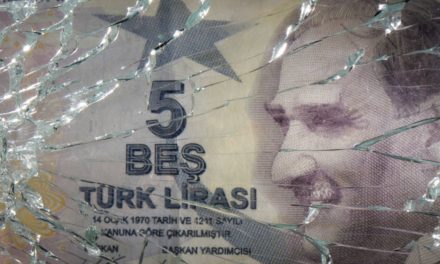 «Βουλιάζει» η τουρκική λίρα: Πτώση 15%, με τον Ερντογάν να μιλά για «οικονομικό πόλεμο«