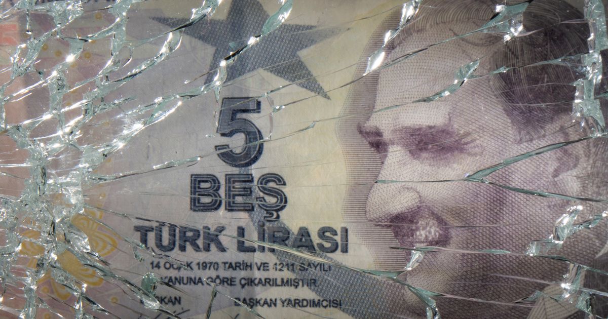 «Βουλιάζει» η τουρκική λίρα: Πτώση 15%, με τον Ερντογάν να μιλά για «οικονομικό πόλεμο«