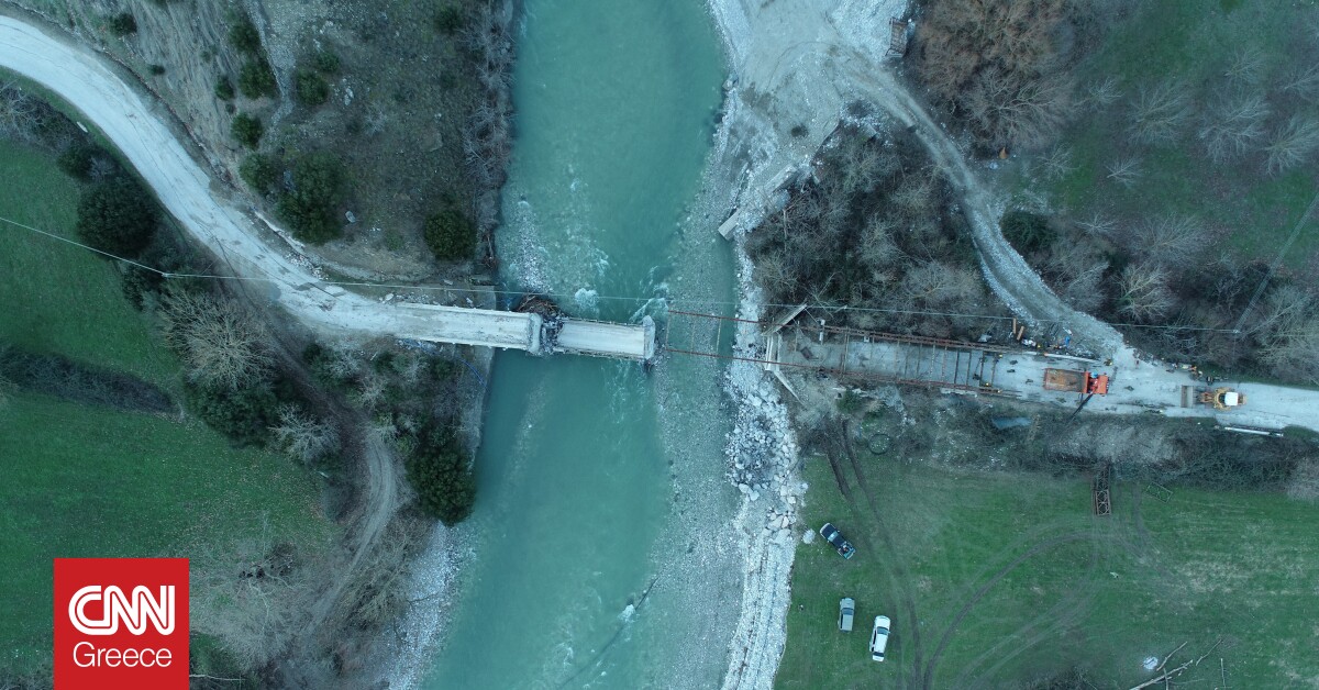 Εντυπωσιακές εικόνες από την τοποθέτηση γέφυρας στον ποταμό Άραχθο