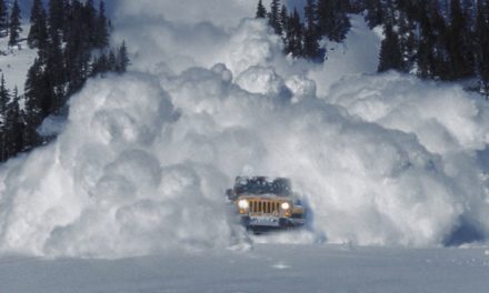 Υπάρχουν και αυτοί που διασκεδάζουν στα χιόνια, όπως η Jeep