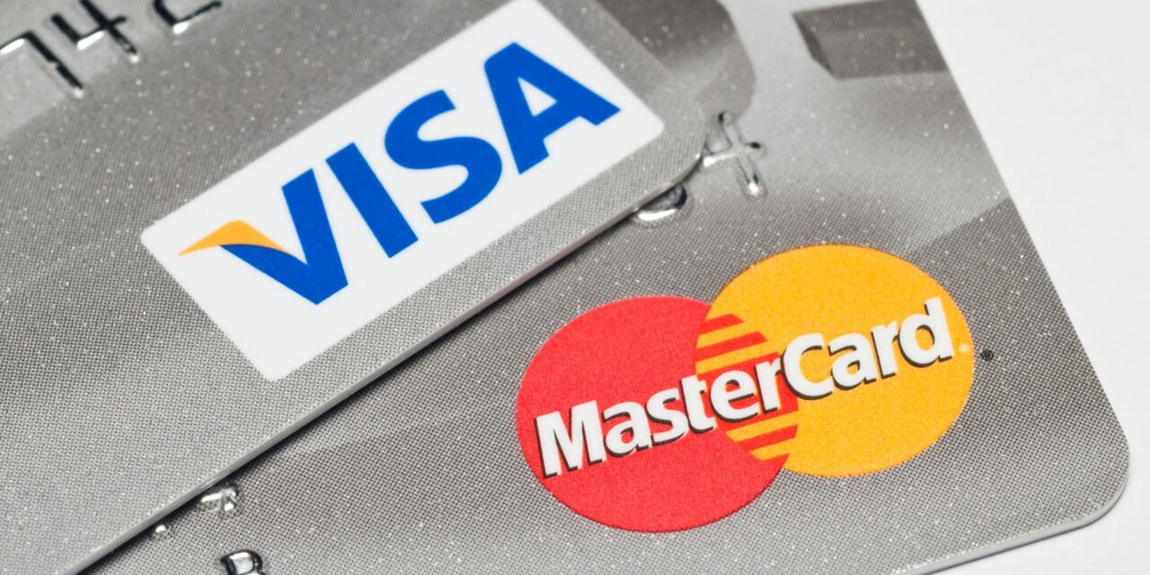 Τι σημαίνει πρακτικά η “αποχώρηση” των Visa και Mastercard από την Ρωσία για τους πολίτες