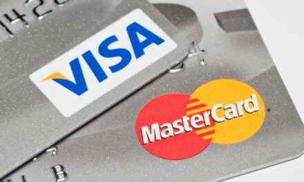 Τι σημαίνει πρακτικά η “αποχώρηση” των Visa και Mastercard από την Ρωσία για τους πολίτες