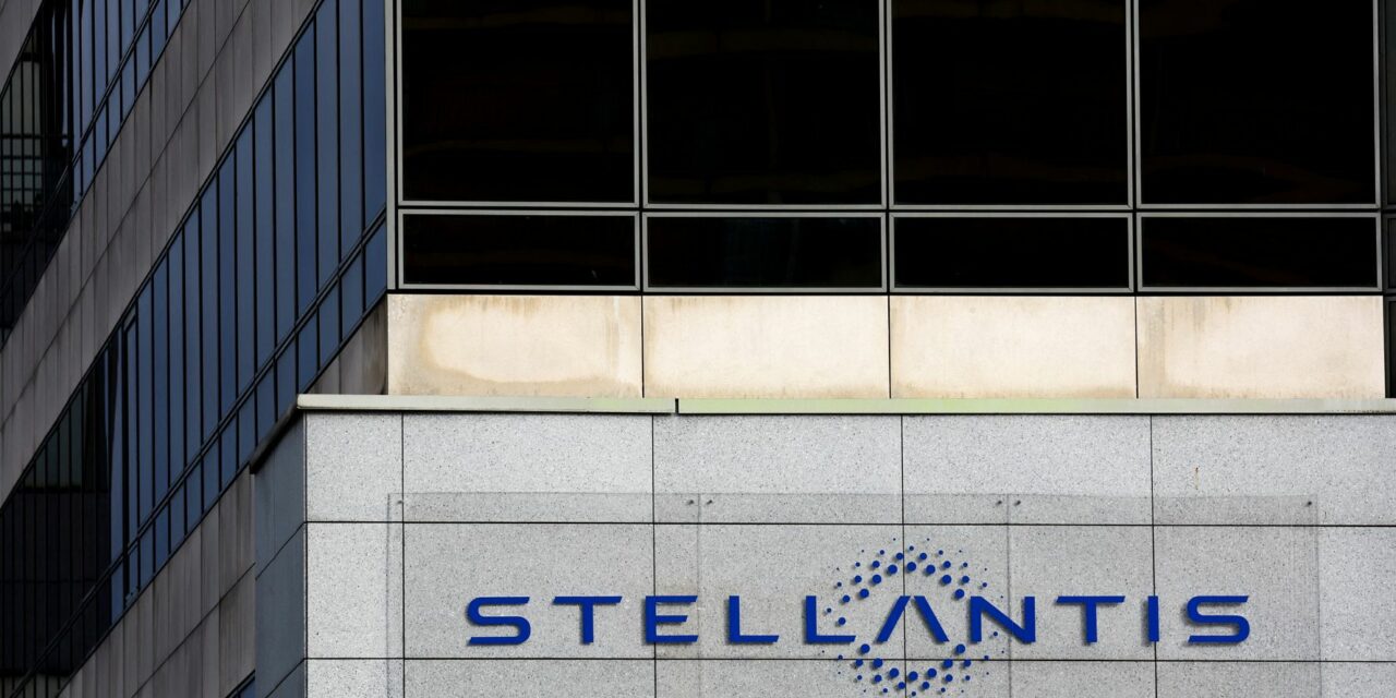 Ο όμιλος Stellantis μειώνει τον κύκλο εργασιών λόγω έλλειψης μικροτσίπ