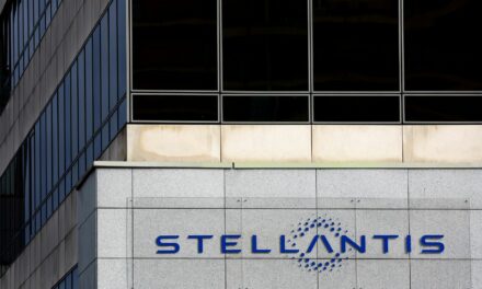 Ο όμιλος Stellantis μειώνει τον κύκλο εργασιών λόγω έλλειψης μικροτσίπ