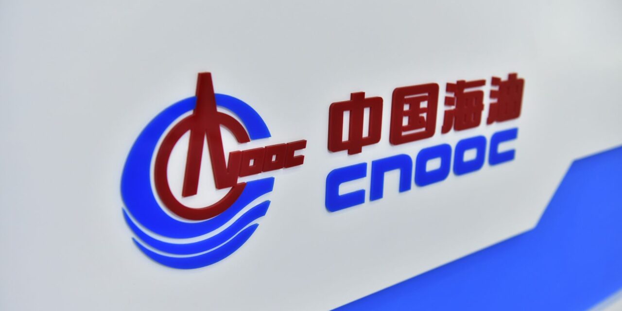 Reuters: O πετρελαϊκός γίγαντας της Κίνας, CNOOC, αποχωρεί από τη Δύση υπό τον φόβο κυρώσεων