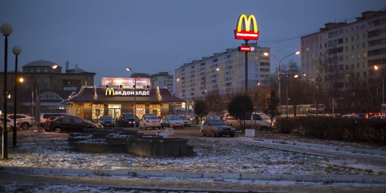 Renault και McDonald’s αποχωρούν από τη Ρωσία και πωλούν στη Μόσχα τις επιχειρήσεις τους