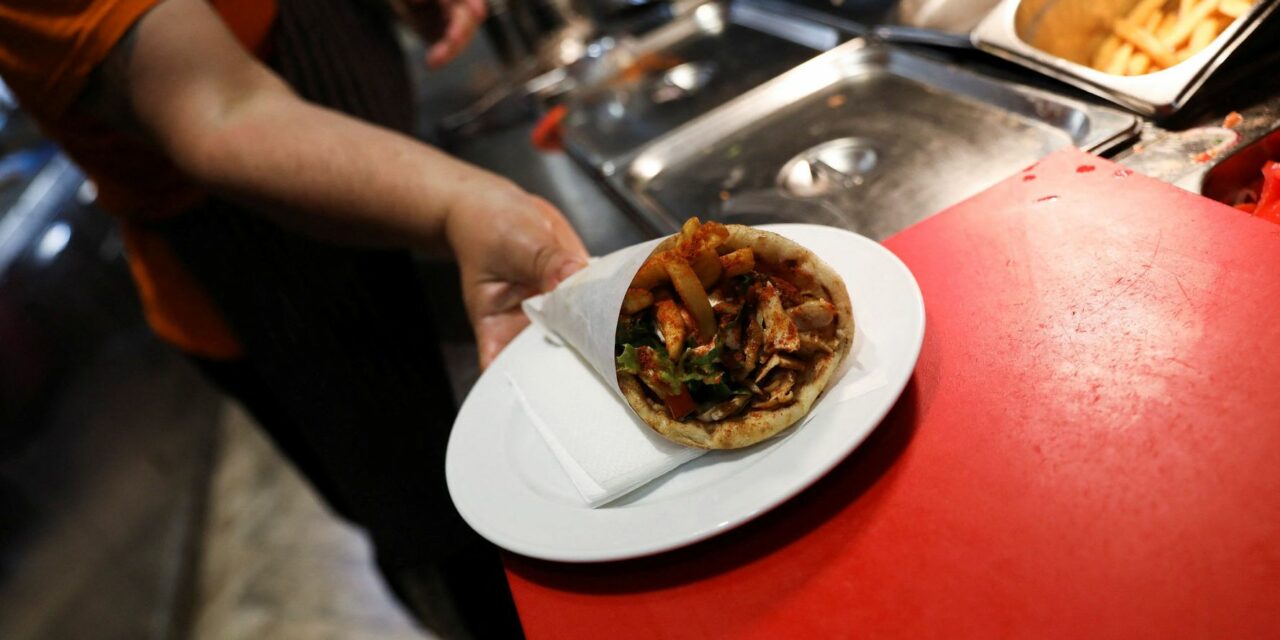 Reuters: Τα ελληνικά εστιατόρια ζορίζονται καθώς οι τιμές στο σουβλάκι εκτινάσσονται στα ύψη